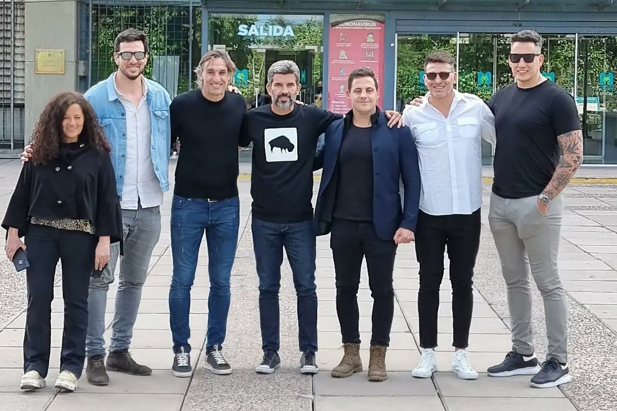 rugbycomar's tweet photo. Después de 8 años, con la excusa de @2456wines se volvieron a reunir  @EuseGuinazu @manuchocarizza @patoalbacete y @fariasflaco 
Una amistad que se forjó en la cancha y a través del vino se mantiene inalterable pese al tiempo y la distancia. 

https://t.co/D5wX6sC0W8 https://t.co/sI9dL3KH1P