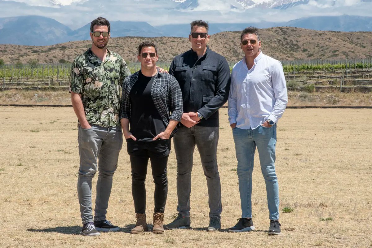 Después de 8 años, con la excusa de @2456wines se volvieron a reunir  <a href="/EuseGuinazu/">Euse Guiñazu</a> <a href="/manuchocarizza/">Manuel Carizza</a> <a href="/patoalbacete/">Patricio Albacete</a> y <a href="/fariasflaco/">julio farias</a> 
Una amistad que se forjó en la cancha y a través del vino se mantiene inalterable pese al tiempo y la distancia. 

rugby.com.ar/2456-prolonga-…