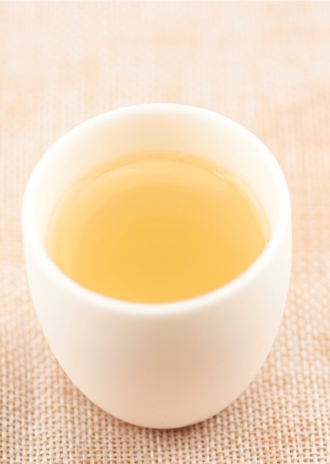 David_Ding_CN's tweet photo. 大吉岭红茶与中国祁门红茶、斯里兰卡乌巴红茶被称为世界三大高香红茶，其中大吉岭红茶具有独特的麝香葡萄香味而享誉世界，被誉为“茶中香槟”。根据采摘时间的不同，大吉岭红茶分为春摘、夏摘、雨摘和秋摘，具体各个摘的茶在茶汤香味、茶汤颜色、抗氧化性和咖啡因含量也是有所不同。
#大吉岭红茶 https://t.co/6sQzpYDVLV