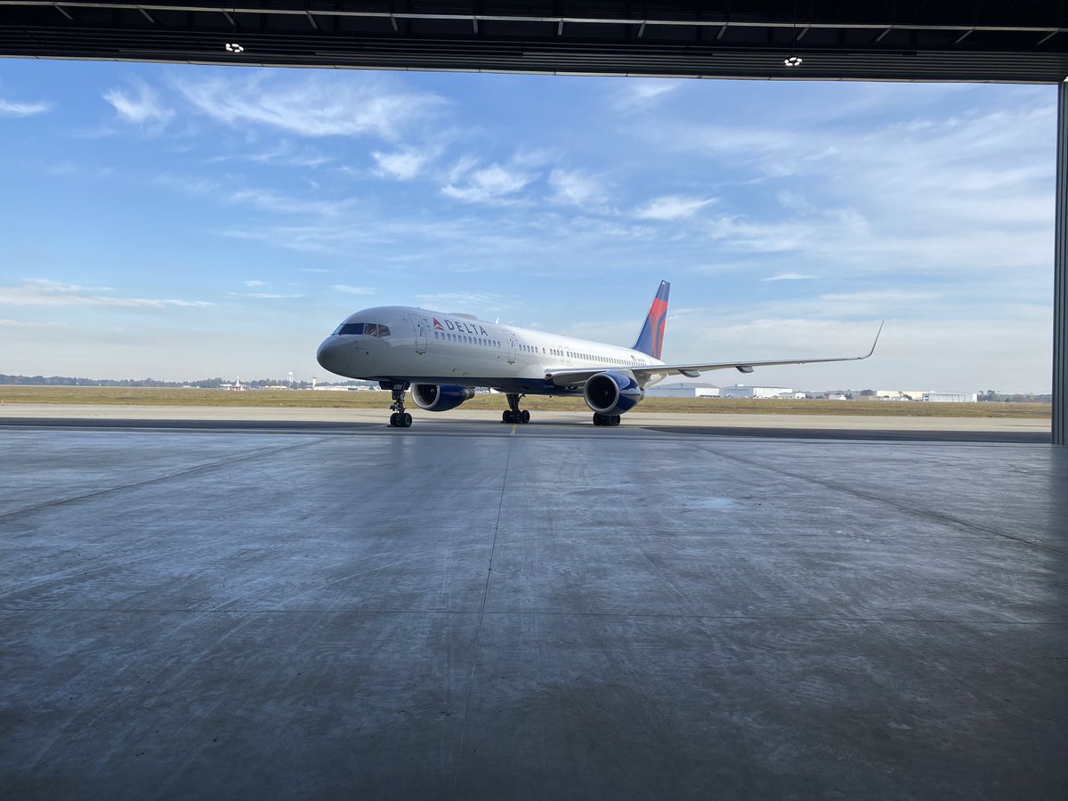 MBCBronson's tweet photo. Attending the grand opening of #DeanBaldwinPainting. A great opportunity for the citizens of @MaconBibb and partnerships with #Delta, #DHL, #AmericanAirlines, and #Amazon. We are moving in the right direction....UP https://t.co/GIGC5Q6OKu