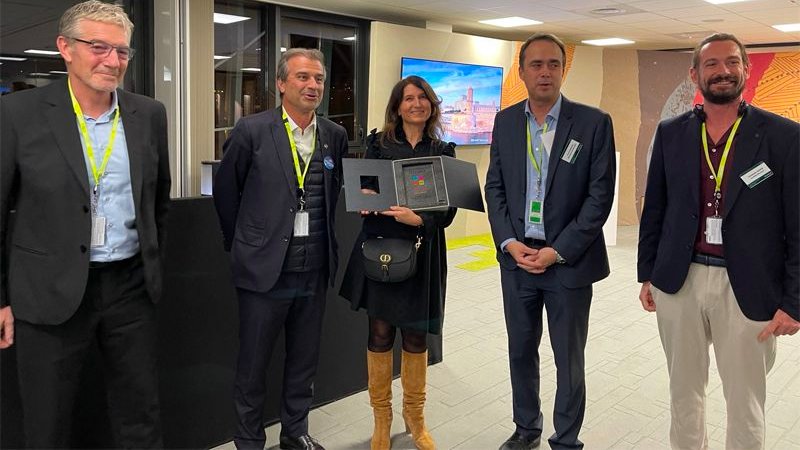 🏆 C’est avec honneur qu’@Oracle_france s’est vu remettre le label #InvestinProvence lors de l’inauguration officielle de notre 1er #DataCenter en France à Marseille. 
🙏 Merci <a href="/chauvinjl/">chauvin jean luc</a> de la <a href="/CCI_AMP/">CCIAixMarseilleProvence</a> 

📰 + d'infos par ici investinprovence.com/actualites/pre…

💥#Cloud #OracleCloudFr