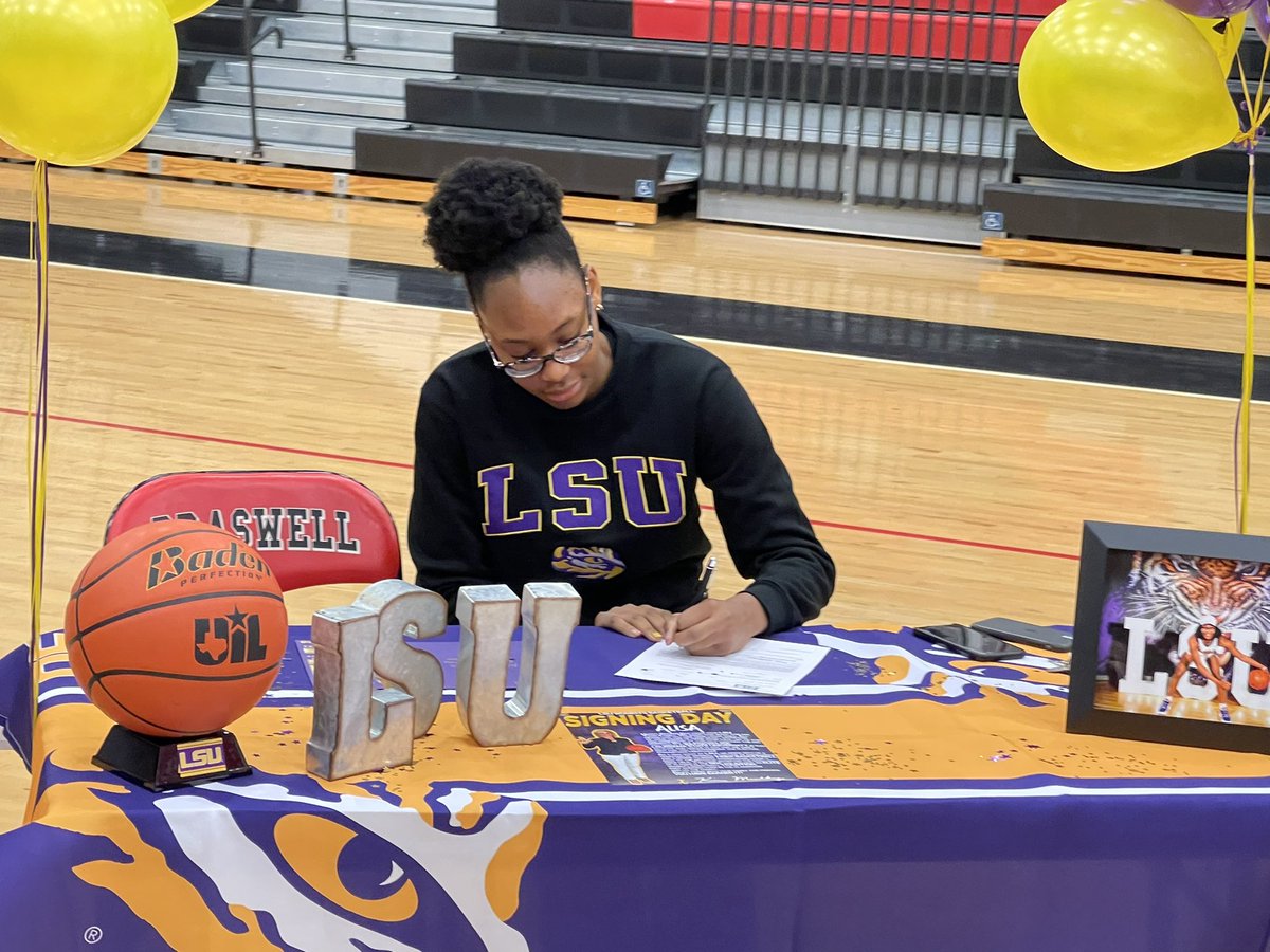 coach_langford's tweet photo. Congrats  @awillyyyy  and @Jazzy2x1  you two deserve all the recognition and more!! Super proud of you!! Love y’all!! 🐅🏀  #bengalexcellence @LSUwbkb @Grambling1901 https://t.co/0Tssvfgb8G