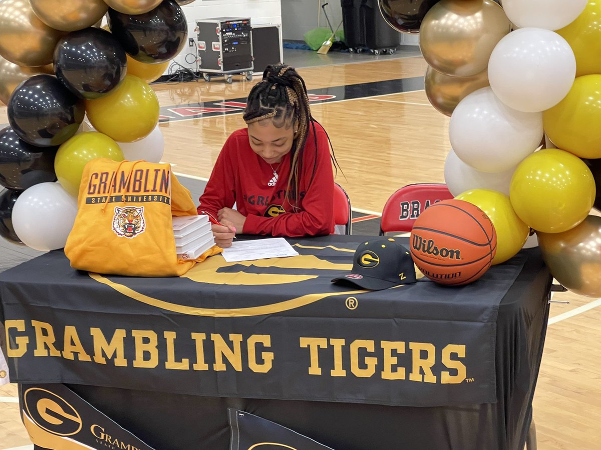 coach_langford's tweet photo. Congrats  @awillyyyy  and @Jazzy2x1  you two deserve all the recognition and more!! Super proud of you!! Love y’all!! 🐅🏀  #bengalexcellence @LSUwbkb @Grambling1901 https://t.co/0Tssvfgb8G