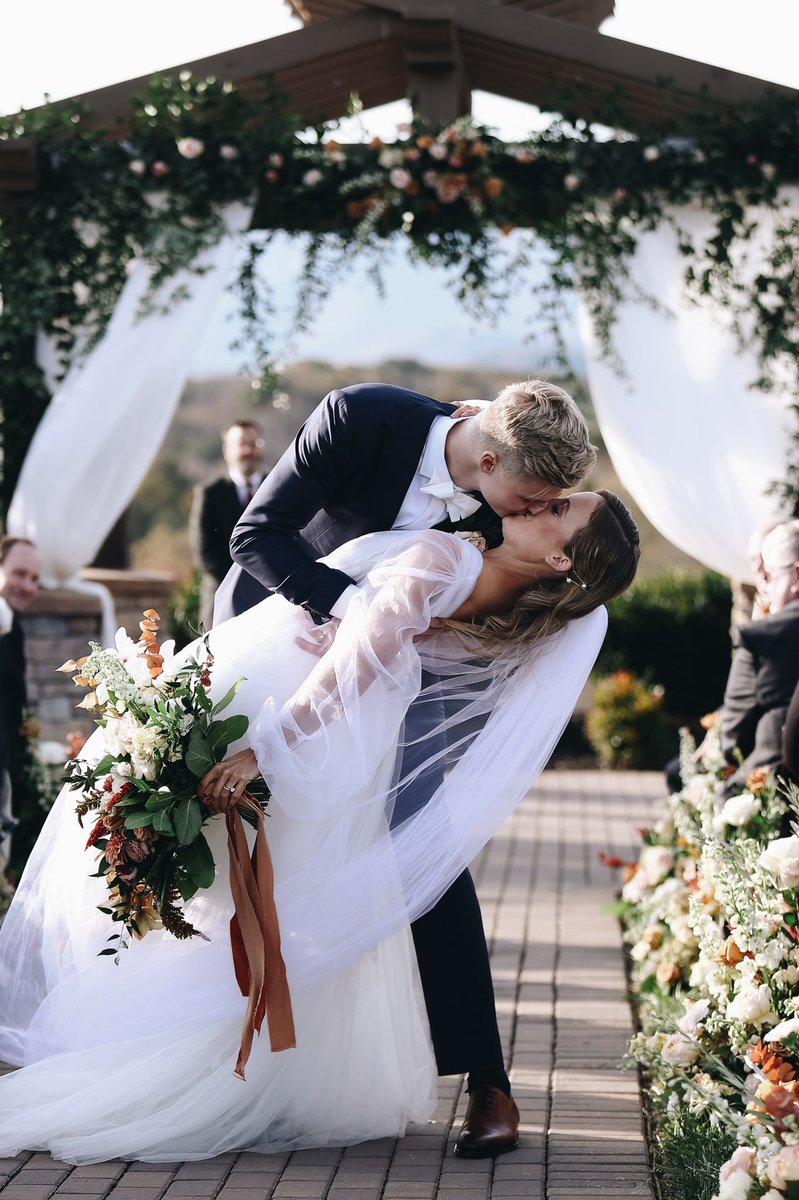 NoahMurdock28's tweet photo. Perfect day with my new wife @Savannahcouch and so many great days to follow.

They say pictures don’t do it justice, but @emmagsharon and @BLeistensnider made it happen. 

The Murdocks. https://t.co/ClujqYHgkU