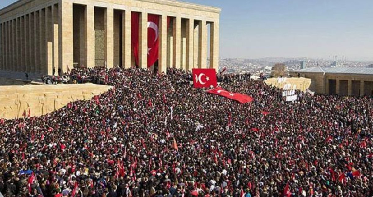 Fark ettiğim bir şey var.
Siz Milletin Ata sevgisiyle zıtlaştıkça bu Milletin ATA sevgisi daha da çoğalıyor. Her #10Kasım Anıtkabir'de buluşan kalabalık daha da çoğalıyor.
"ALLAH RAHMET EYLESİN"