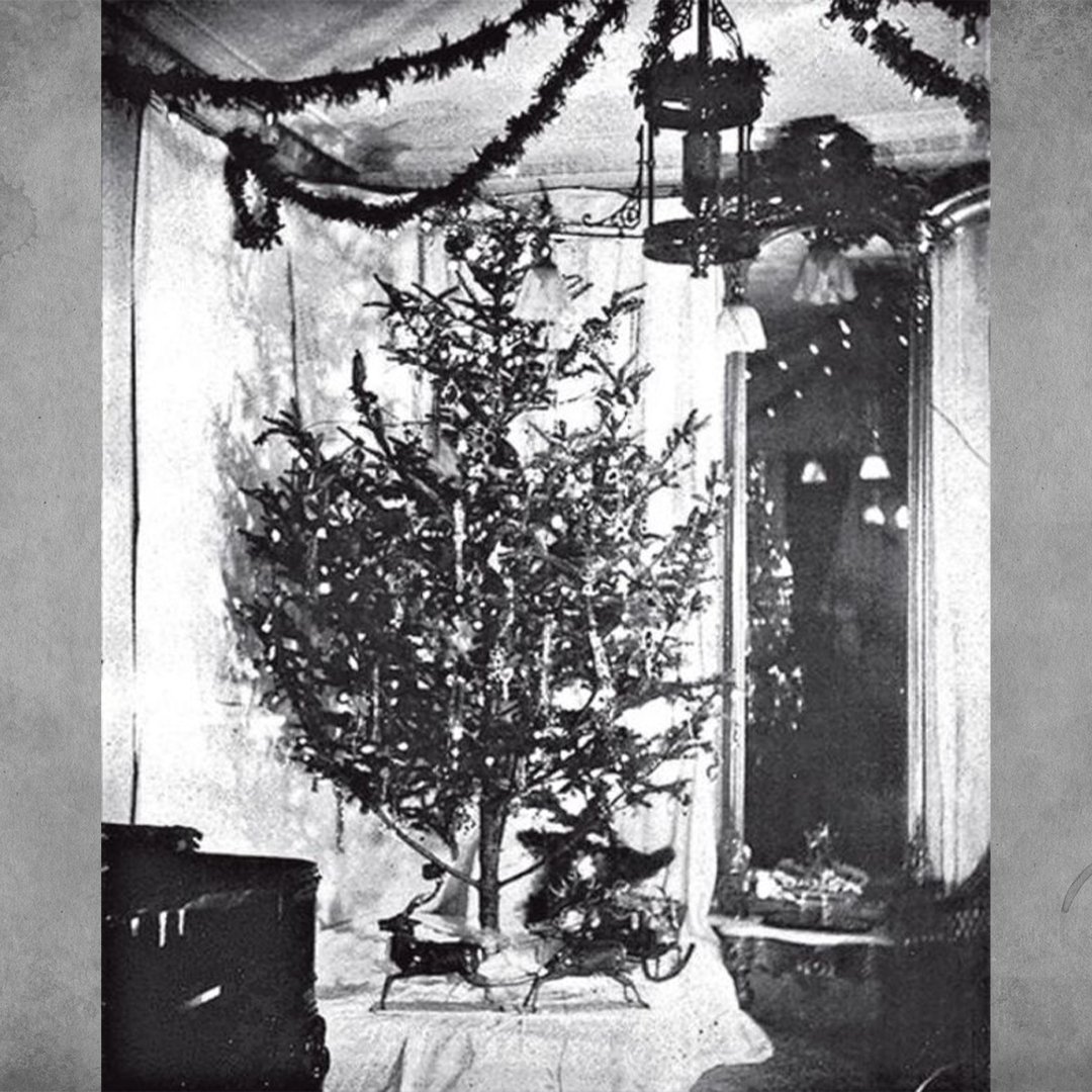 Первая гирлянда в каком году. Советская гирлянда. Старые новогодние гирлянды. Первая электрическая гирлянда. Помощник эдисона эдвард джонсон.