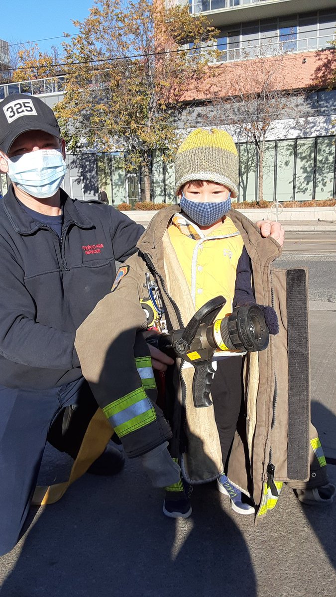 twinmonkey181's tweet photo. Thank you for the smiles you gave them
#torontofireservices
#station325
#tfs325 
Shoutout to L. Jones https://t.co/D6o4xtsiL3