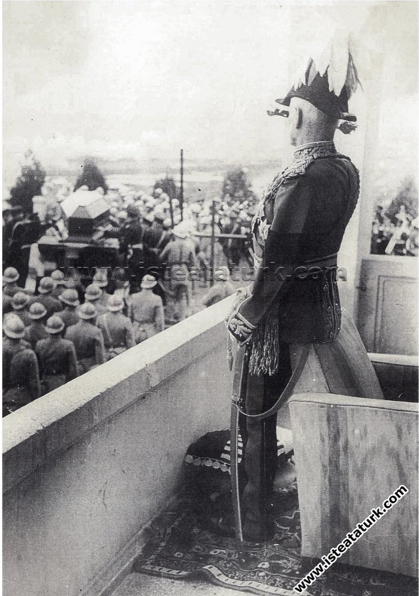 🩸Mareşal William Birdwood; Anzakların Çanakkale’de komutanıydı. Ağır hastalığına rağmen, İngiltere’den Ankara’ya, savaşta yenildiği Atatürk’ün cenazesini ayakta selamlamaya gelmişti. İşte Ata’mın dünya lideri olduğunu gösteren en çarpıcı örneklerinden sadece biri…
#Sensiz83yıl