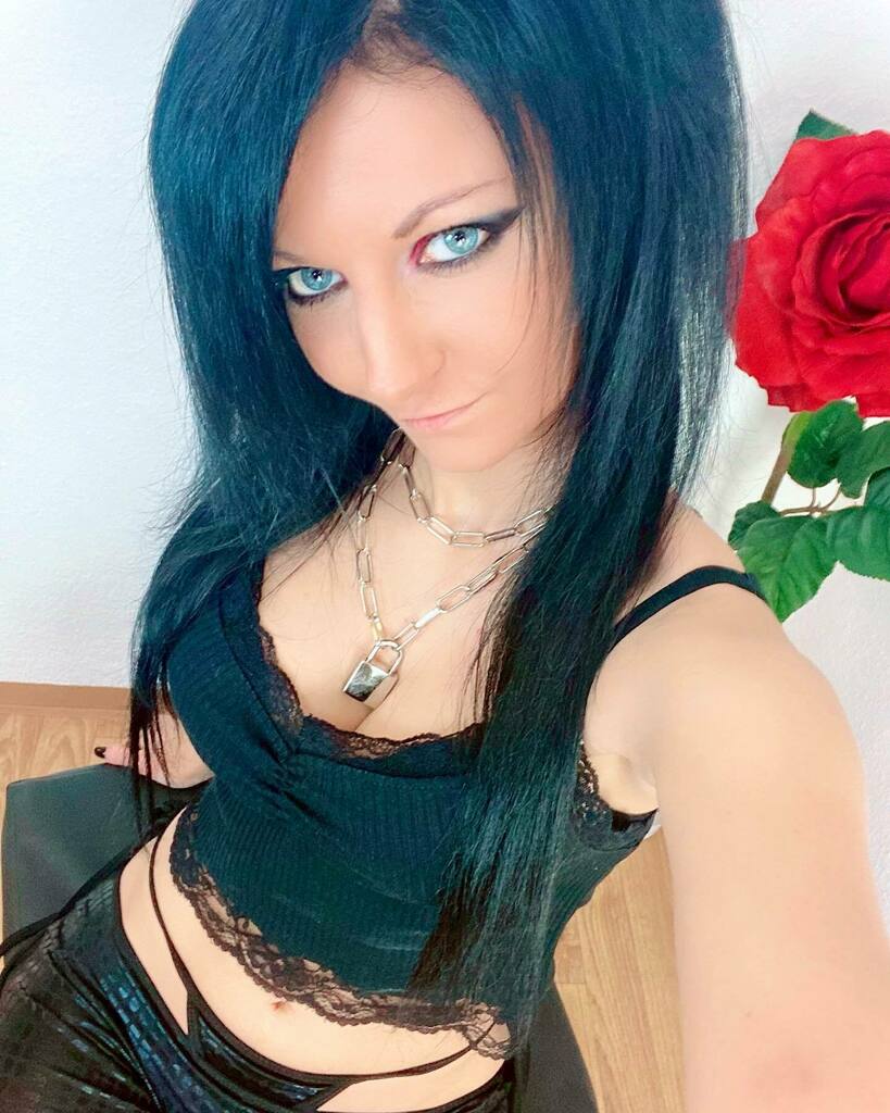 It’s Wednesday almost weekend fellas 😁 #lailabanx #leggings #cute #emogirl #emostyle #gothicgirl #gothicmakeup #gothicstyle #emomakeup #blueeyedgirl #blueeyes #blackhair https://t.co/sHWYc2aFis