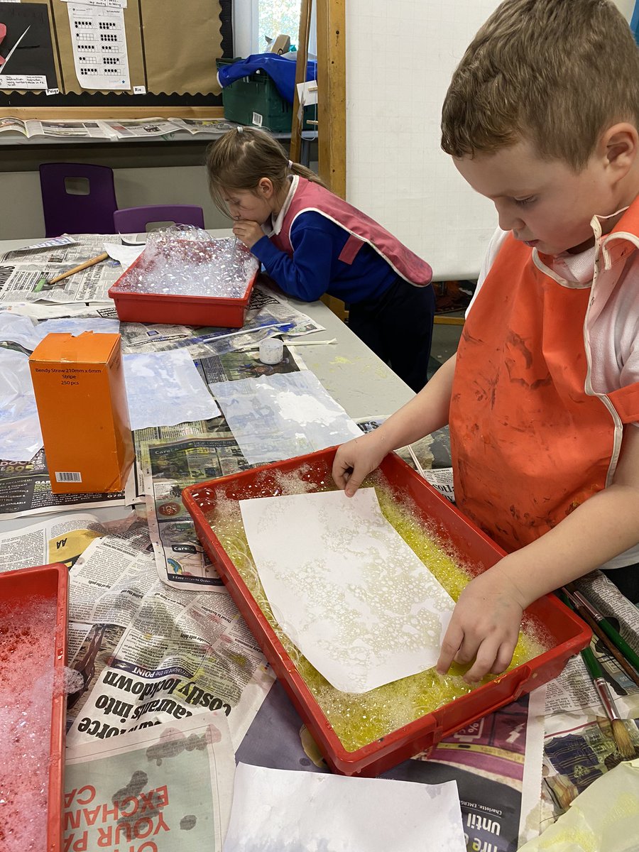HowdenStAndrews's tweet photo. P2 and P2/3 have been investigating weather and rainbows during our SISMA play today. “Walking water”, bubble prints and a rain cloud in a jar…
#makingrainbows #STEM #learningthroughplay https://t.co/dEehZMKZ1p