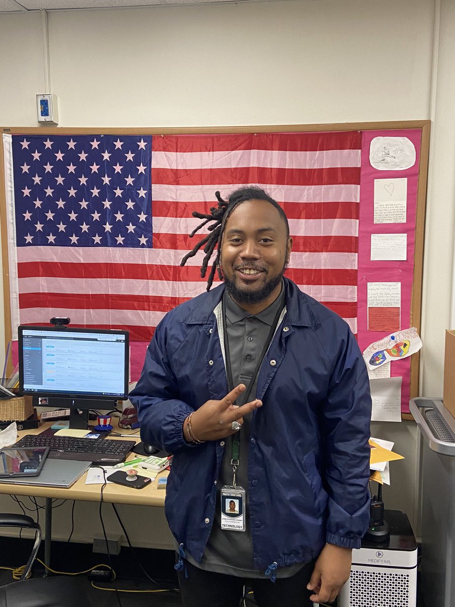 stackhousestars's tweet photo. Today we celebrate all of our veterans, and thank them for their service. We would especially like to thank our very own Mr.Perry. Thank you Mr. Perry, and all of our veterans! @PembertonSchool https://t.co/9x1MshZDsm