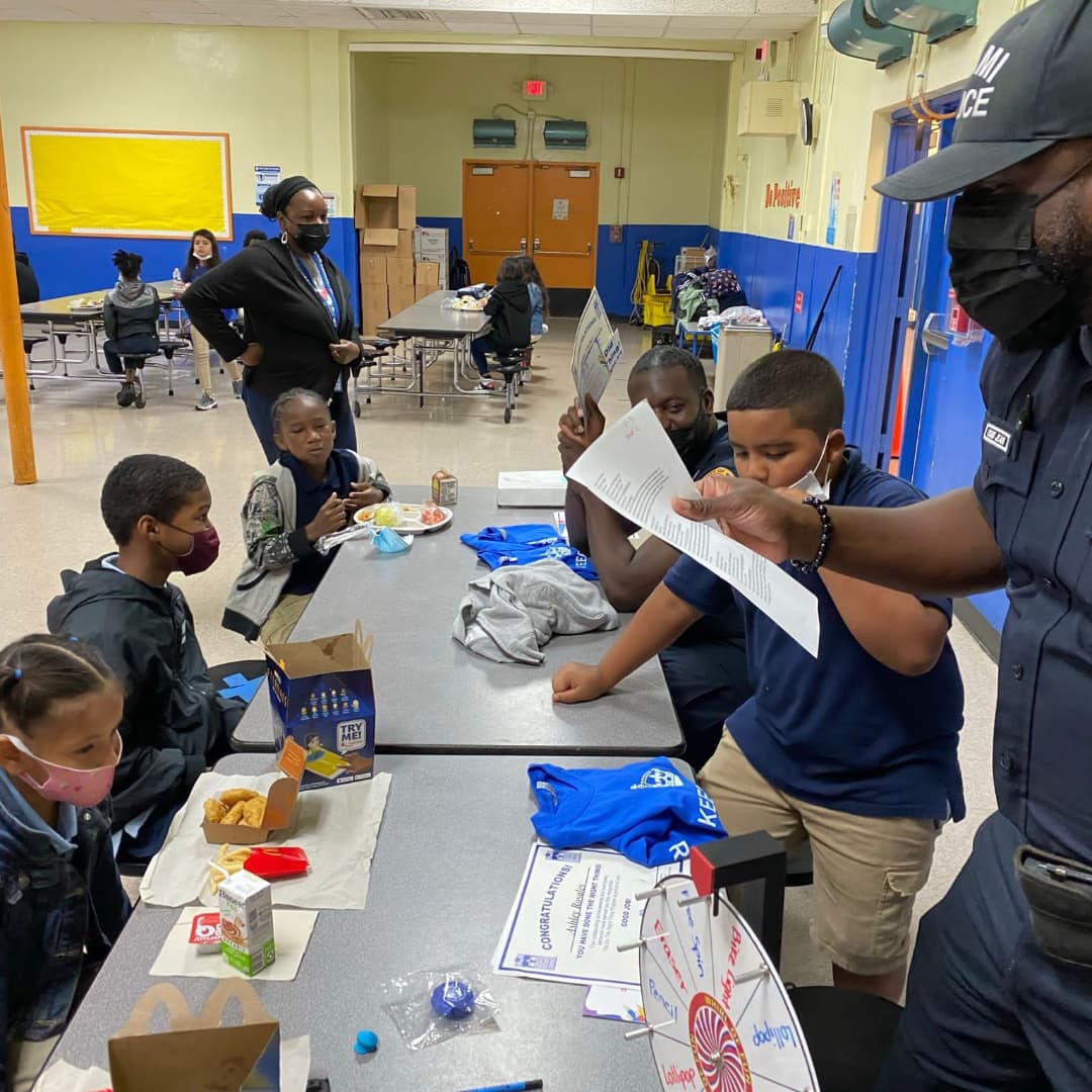 DTRTMiami's tweet photo. @LenoraBSmithES had their first #OfficerDoRight visit this year! Congrats to these nominees for doing the right thing and sharing a special time with @mpdpolice officers that they will surely not forget ๐๐ @MoralesMiamiPD @AlbertGuerraMPD https://t.co/vwm13bQXNn