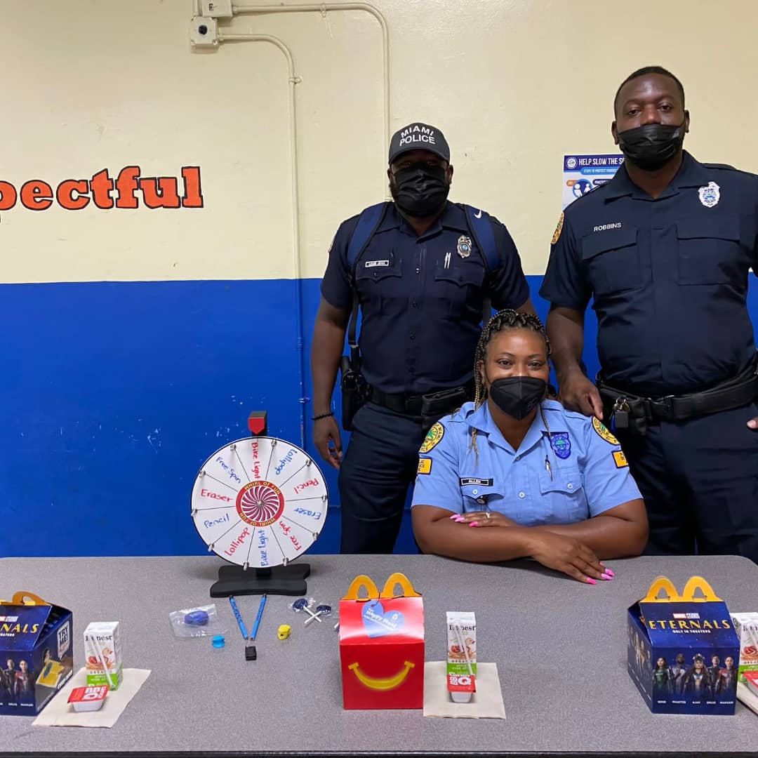 DTRTMiami's tweet photo. @LenoraBSmithES had their first #OfficerDoRight visit this year! Congrats to these nominees for doing the right thing and sharing a special time with @mpdpolice officers that they will surely not forget ๐๐ @MoralesMiamiPD @AlbertGuerraMPD https://t.co/vwm13bQXNn