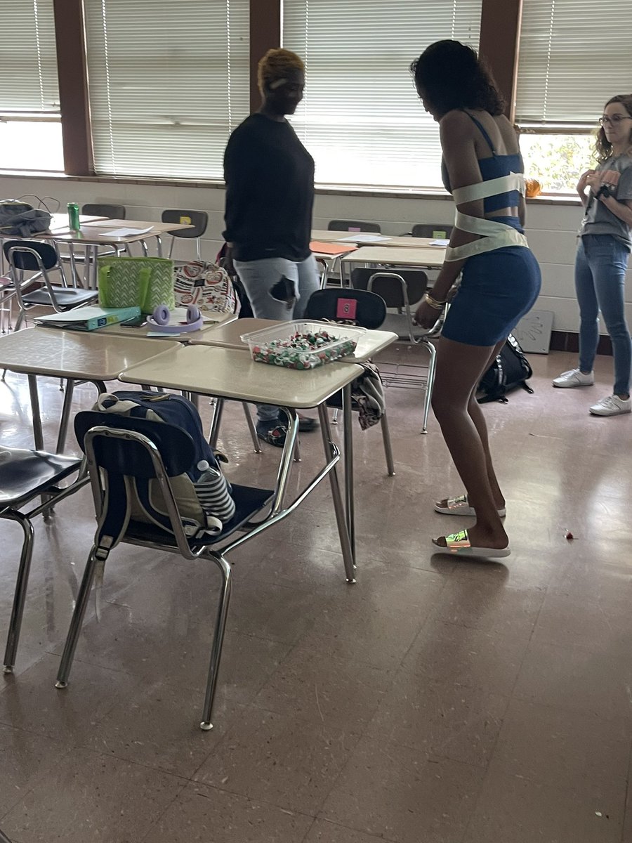 Mutation lab! Students were taped to create different mutations (fused hands, no arms, no hands, fused arms, claws, etc) and then were given a task (pick up 3 kisses, open them and eat them in 90 seconds) 😂😂