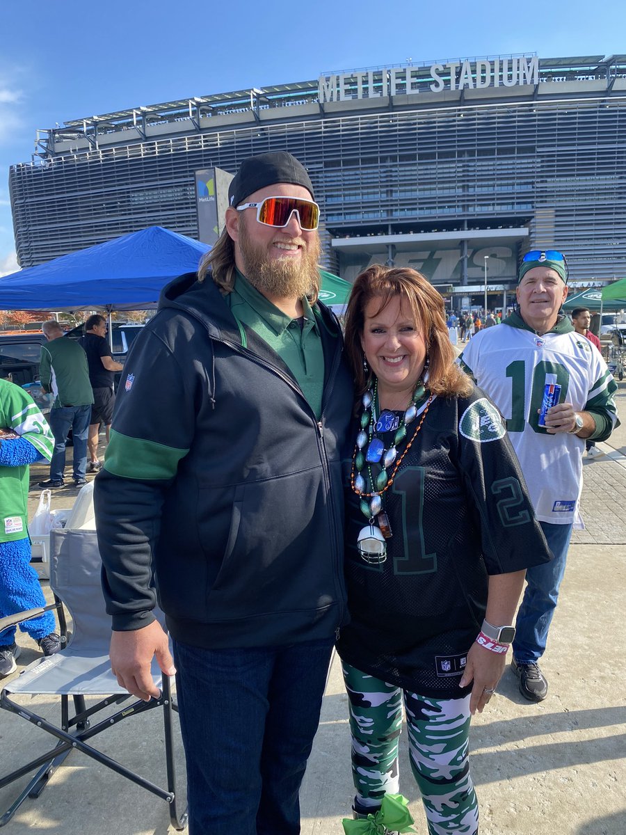 MomofAntz422's tweet photo. Hi NICK!!!  This 2021 NY JETS FAN OF THE YEAR REALLY APPRECIATES YOU LETTING ME TALK YOUR EAR OFF!!!   YOU ARE THE BEST!  HOPE TO SEE YOU SUNDAY!   and. O. H. ❤️🤍💚🤍 #tailgatingNick https://t.co/ADDKOj3m2r