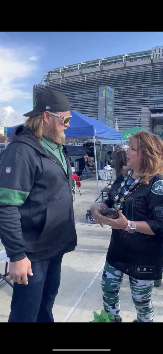 MomofAntz422's tweet photo. Hi NICK!!!  This 2021 NY JETS FAN OF THE YEAR REALLY APPRECIATES YOU LETTING ME TALK YOUR EAR OFF!!!   YOU ARE THE BEST!  HOPE TO SEE YOU SUNDAY!   and. O. H. ❤️🤍💚🤍 #tailgatingNick https://t.co/ADDKOj3m2r