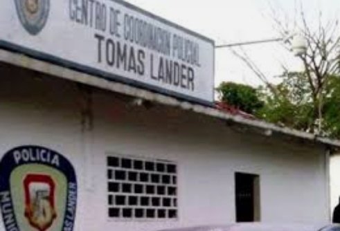 JeanCRodriguez_'s tweet photo. #ÚltimaHora/Hallan cadáver de una infante de unos 5 años de edad, en zona boscosa, adyacente a la sede de la Unefa, en la entrada de Ocumare del Tuy en #Miranda 
La pequeña viste mono escolar, azul marino y una franela, rosada. Está desprovista de calzados. Polilander en el sitio https://t.co/NZ2IYRZEV0