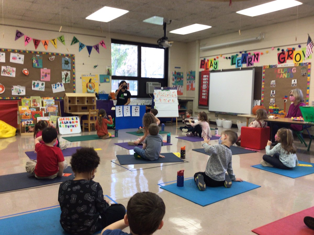 MrsProbstPreK's tweet photo. Thank you to the @DGLibrary for a fun, interactive story time for our preschoolers today! Community partnerships like this are great for our students! #dg58pride @IndianTrailDG58 https://t.co/jaNIIyrgRX
