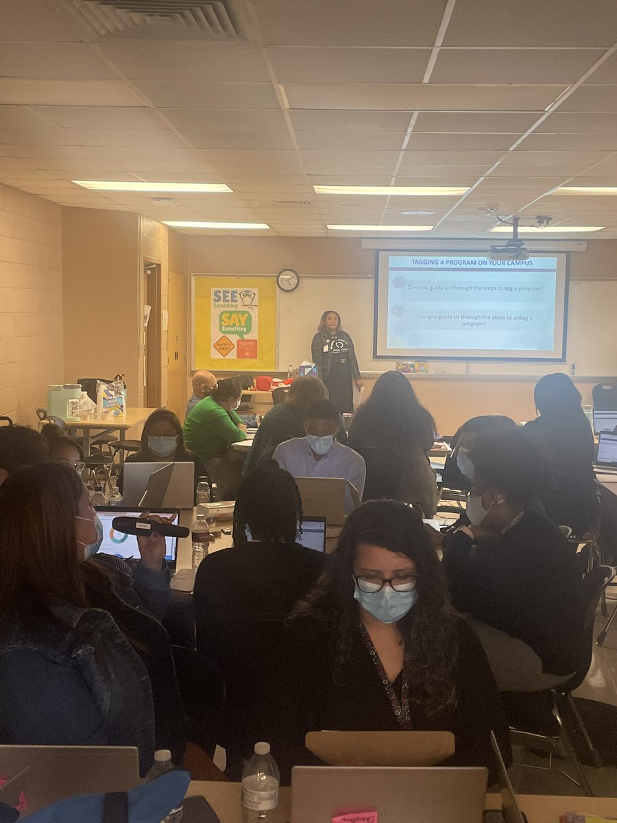 I love it when our seasoned WRS teach our newbies! Thanks <a href="/AlmarazAngie/">Angélica Almaraz - West Division</a> for an amazing job on helping with the Purple session presented by <a href="/Wrap4Life/">Kiffany Smith, MA</a> #WraparoundMonthlyPD @HISD_Wraparound 📚