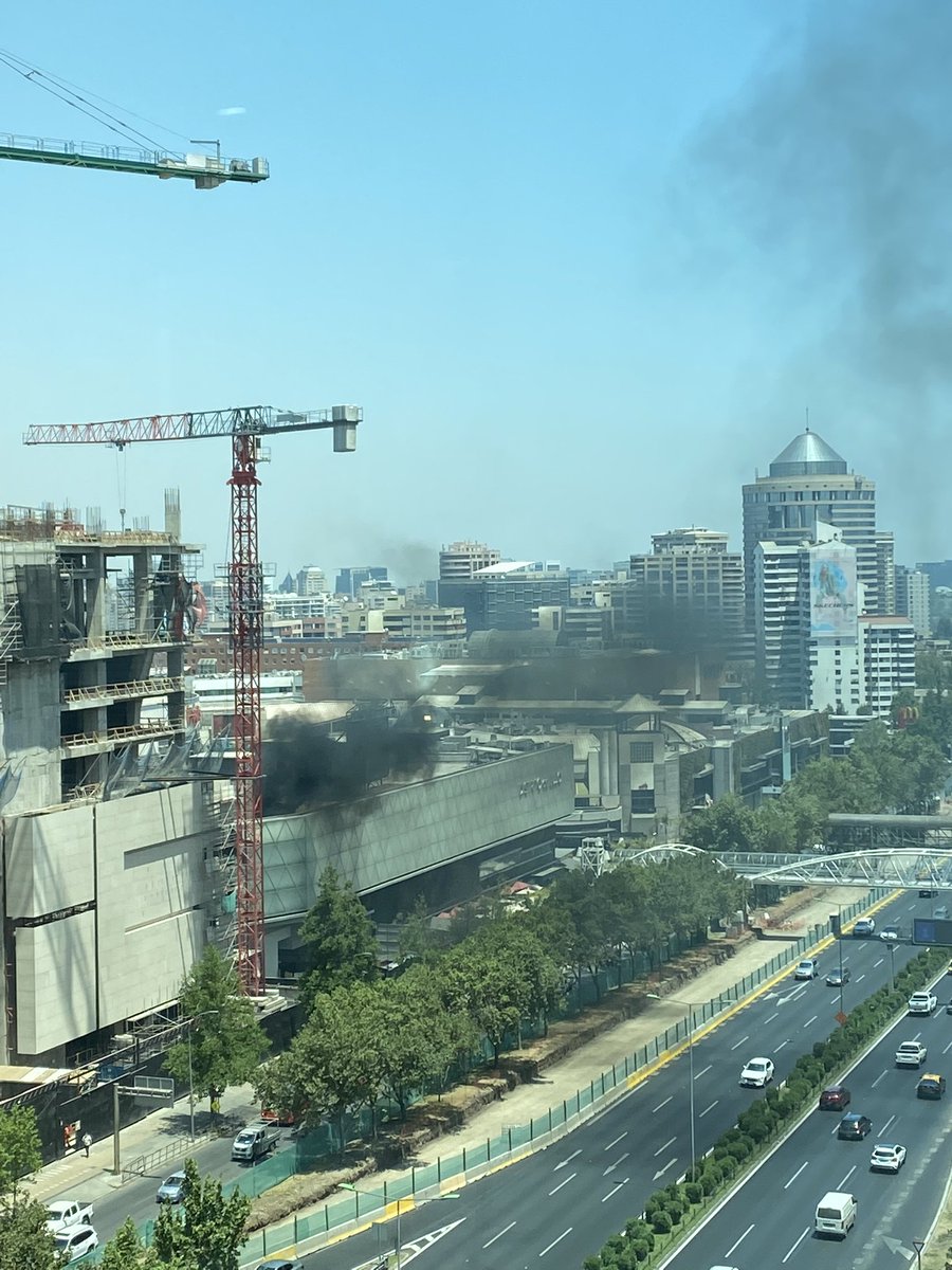 AleDouglasC's tweet photo. Incendio en la parte superior del #DistritodeLujo del @ParqueArauco https://t.co/aBbpLgfJ1j