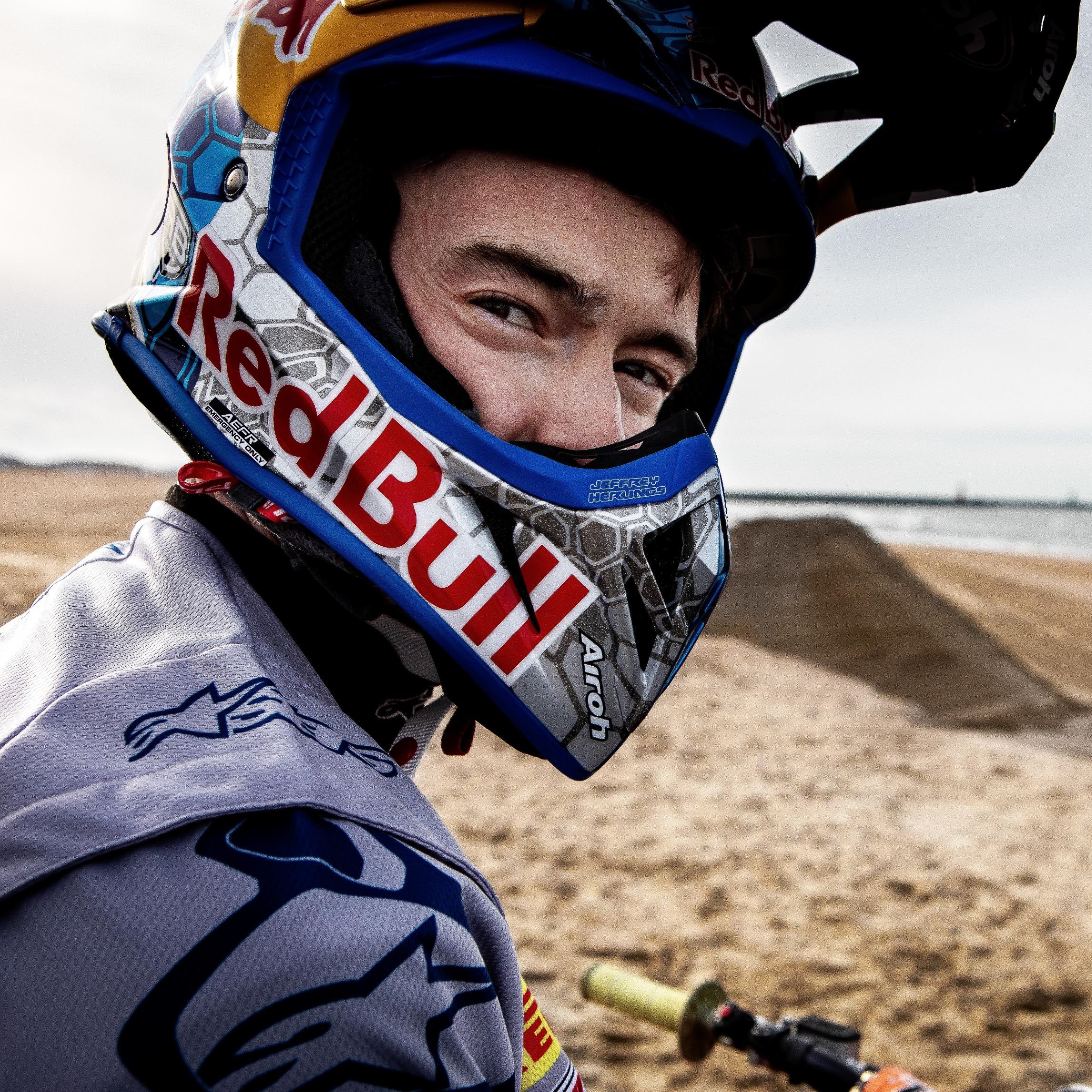 Fox v3 red bull helmet sale
