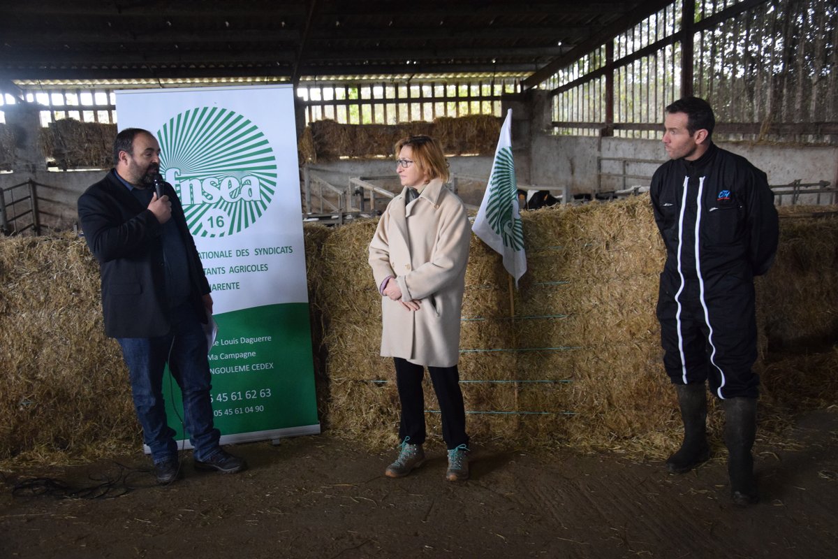 VieCharentaise's tweet photo. La préfète de la Charente était l’invitée de la FNSEA sur une exploitation de Lésignac-Durand pour évoquer l’actualité agricole départementale. Beaucoup de dossiers abordés et d’inquiétudes autour du devenir des exploitations.
 https://t.co/QA6ppImlTj https://t.co/y1QJy1SpWa