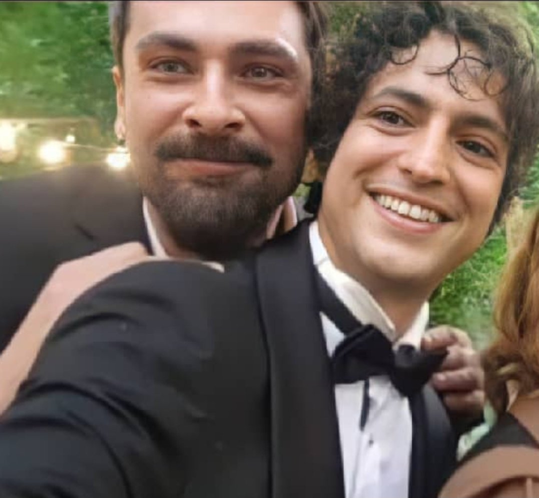 misteriosa_luz's tweet photo. Aahh... miren que encontré! Hermosas fotos de Taner y Onur
😍😍🔥🔥 como hermanos en la serie y vida real.
#TanerÖlmez #OnurTuna #AliVefa #Ferman #FermanHoca #FermanEryğit #Kardeşler https://t.co/S7f3rDymR6