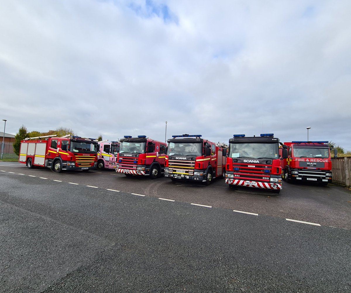 Iiamblundell's tweet photo. Wide Angle Photo of stored fire engines at the rear of Merseyside Fire HQ. Photo taken with permission.
Including everyone's favourite Lily The Pink.
#fireengines
#firehq
#merseysidefire
#scania
#lilythepink https://t.co/zjqV6PJ13m