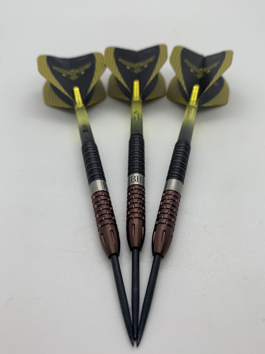 DartsFactory01's tweet photo. Final design to Finished product for @henbarris

95% Tungsten 23g - 50.8 x 6.4mm 

Dual Coated Black and Bronze with Tear drops on the nose, alternate cuts on front grip and Laser Etched Initials

What do you Think? https://t.co/4ZUe2sLKdH