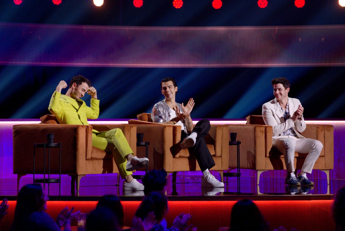 jonasbrotherscl's tweet photo. #JonasBrothersFamilyRoast 🔥 23 de Nov en @netflix! @NetflixIsAJoke ⚡ https://t.co/rFBz3FpWzT