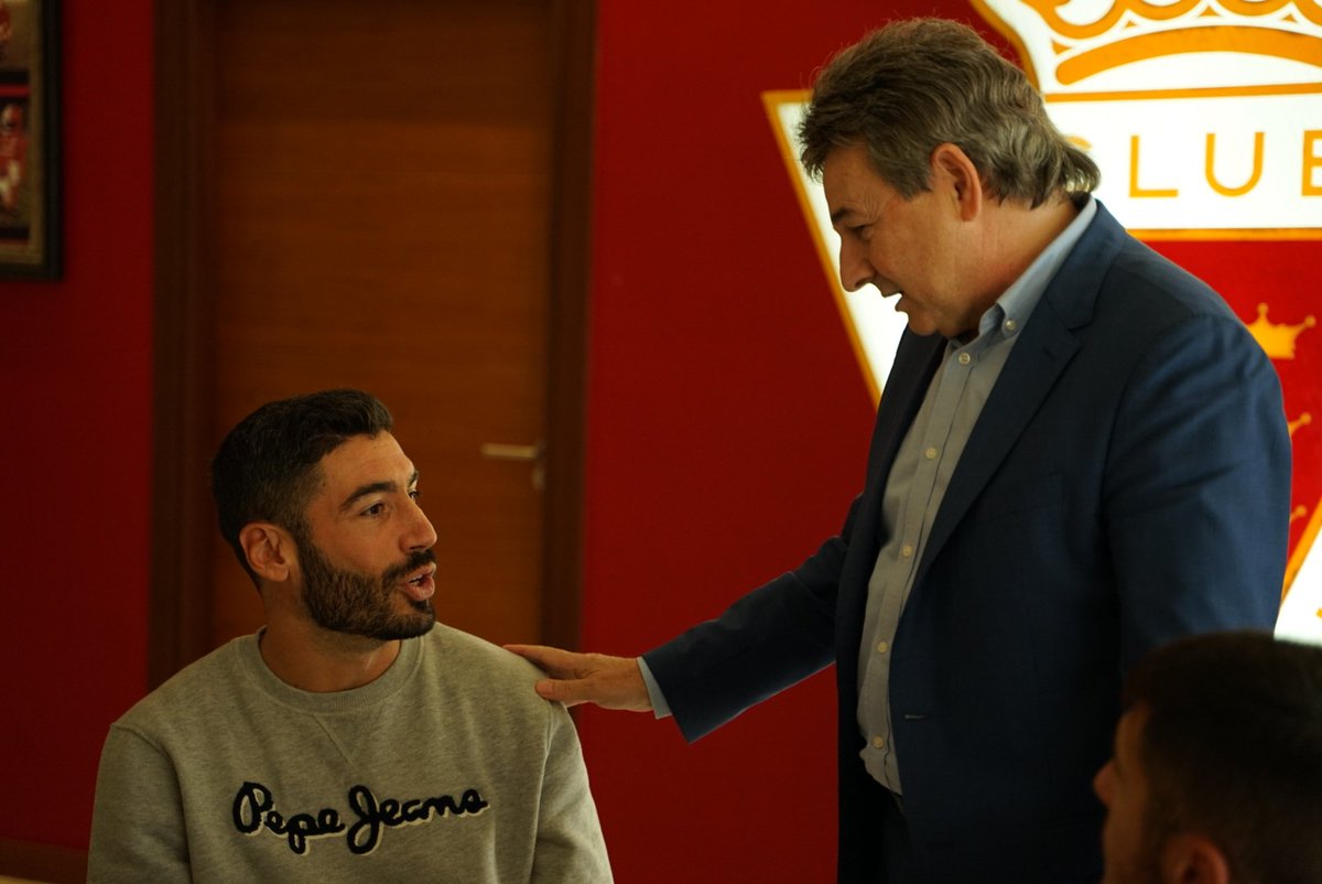 #Club | 🤝 En el mediodía de hoy almuerzo institucional del #RealMurciaCF en el #estadio con #equipo, directiva y empleado en el que hubo unas palabras de agradecimiento de <a href="/antoniolopez5/">Antonio lópez</a> a todos sus compañeros.
