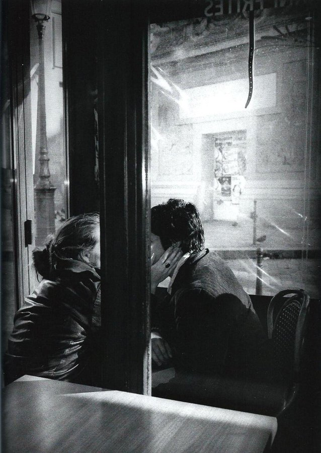 AidaBSanchez's tweet photo. «El pensamiento en sentido enfático comienza bajo el impulso de eros. Es necesario haber sido amigo, amante para poder pensar. Sin eros, el pensamiento pierde la vitalidad y se hace represivo».

#ByungChulHan ('La agonía de Eros')

📷#AndersPetersen https://t.co/zmkymvlu0G