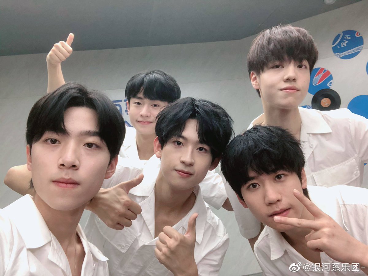 Wachilike's tweet photo. แงงง คิดถึงอ่ะ คิดถึงกาเเล็กซี่ คิดถึงขอบตาดำ คิดถึงรูมเมทห้อง1201 คิดถึงกาเเล็กซี่ทัวร์ในรีเคชั่นเพลงธีมด้วย คิดถึงจังเจ้าพวกเด็กๆ https://t.co/4p25nI8LJd