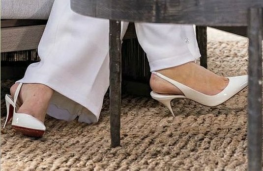Teacher_Pty06's tweet photo. I LOVE HER SHOES ๐๐
#Adele30
#QueenAdele https://t.co/wx0wuYPA8W