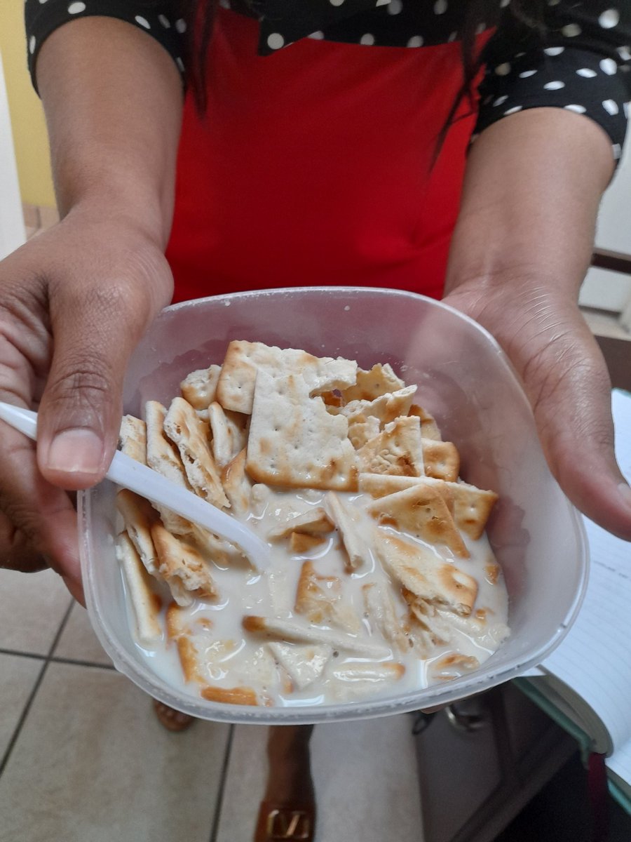 Question 🇹🇨 Twitter!!

Do know about sweet milk, warm water and Jacob biscuits? as a cereal?

According to my co-worker, this is a thing🤔