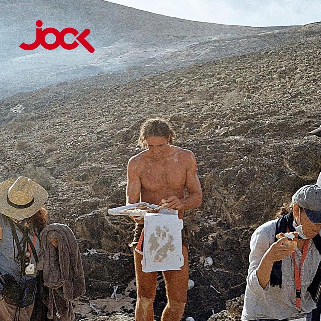Jock__App's tweet photo. Lee Pace partage les coulisses de sa nouvelle série de Science Fiction "Foundation" dans laquelle il part en pèlerinage dans le désert où il fait très très chaud 😉 🔥
 @leepace 

#jockapp #leepace #foundation https://t.co/IvcS8LJCMR