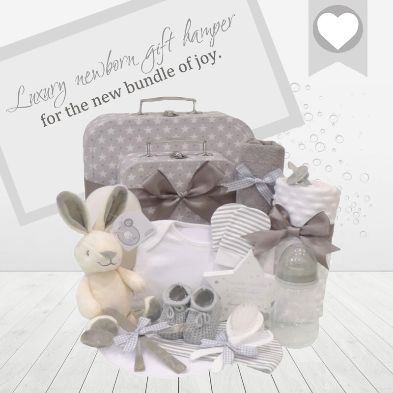 Our hampers are all lovingly presented with a gift tag that can be personalised at checkout. 🏷 Send your congratulations on the birth of the little bundle of joy with our baby essentials gift hampers. #handpickedwithnewbornsinmind pitterpatterbabygifts.co.uk