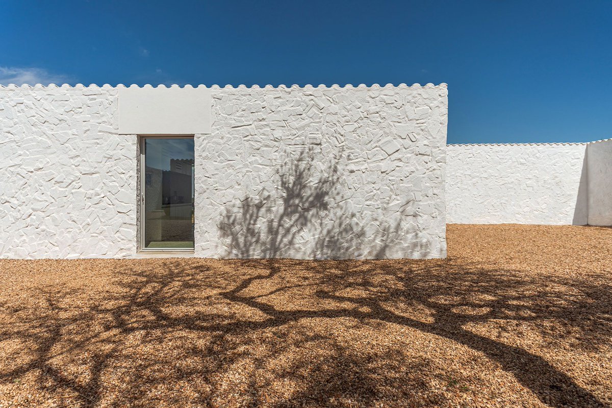 Arqenblanco's tweet photo. Casa da Volta - PROMONTORIO + João Cravo
Imagen: Alexandre Ramos + Luis Viegas
________________________________
#casa #promontorio #joaocravo #alexandreramos #luisviegas #grandola #portugal #arquitecturaportugal #arquitecturaportuguesa #arquitecturaenblanco #arquitectura https://t.co/6nAuIuSAF8