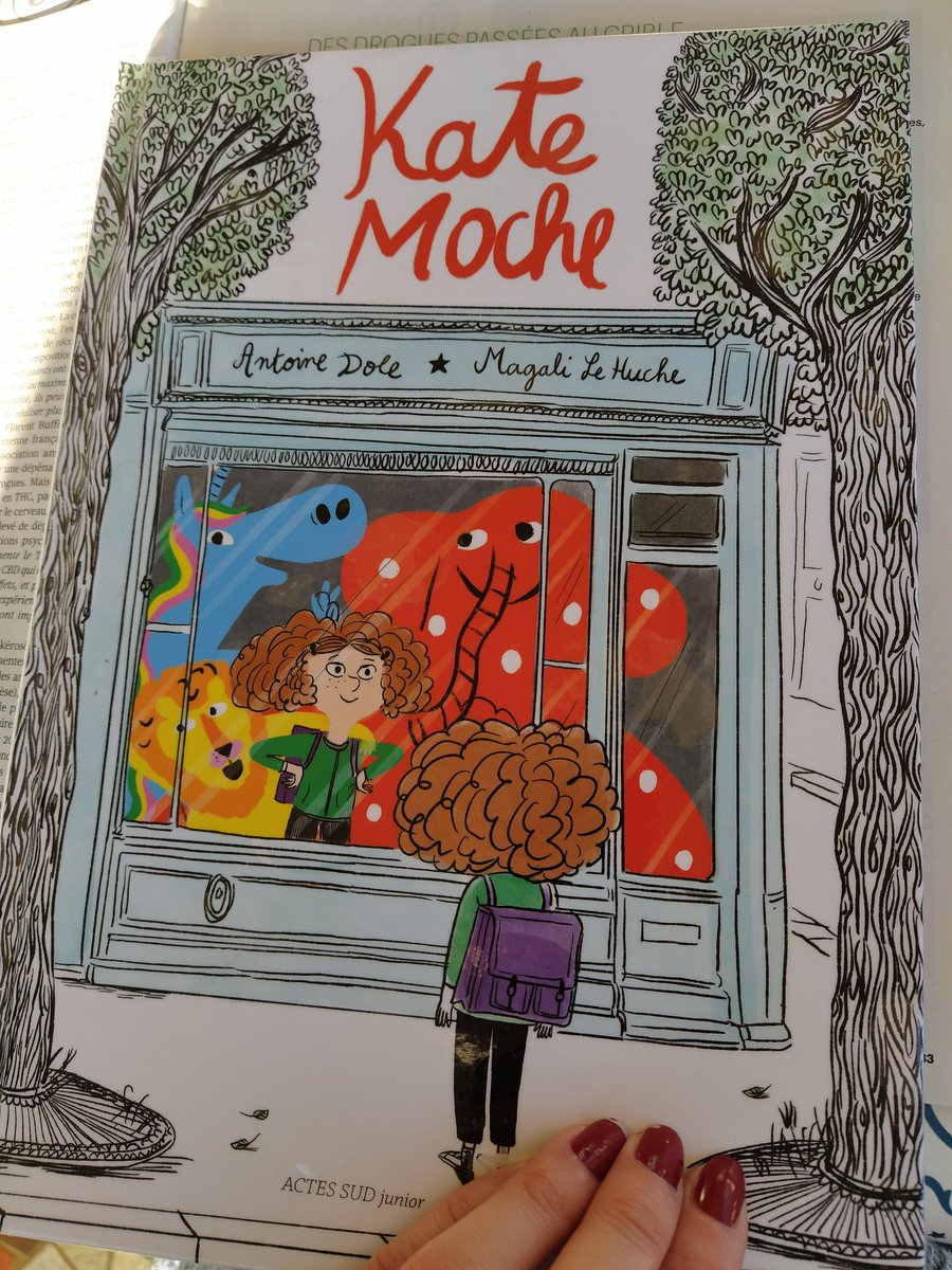 ccglosable's tweet photo. [#album] Kate est moquée à l’école pr son physique. Ses camarades prennent un malin plaisir à la surnommer «Kate moche». Ms Kate s’en fout, Kate est bien plus qu’une apparence : c’est une petite fille pleine d’idées et de rêves. Un album jubilatoire à mettre entre ttes les mains! https://t.co/V94oAzUEXr