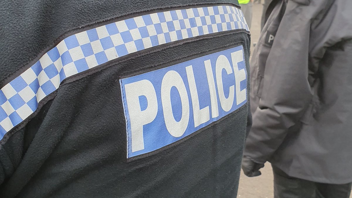 LongfordWMP's tweet photo. #ARREST | Eagle-eyed PCSO's spotted a wanted male within #RileySquare this afternoon. After a short chase, he was arrested with the support of our colleagues on Force Response 👀💪🚓👍

#CellForOne #NotOnOurPatch
#TeamWorkMakesTheDreamWork https://t.co/TnZjtCqB7a