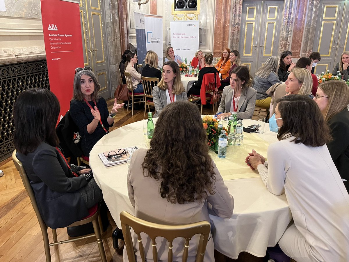 JoKo_AT's tweet photo. #Youngstars im Gespräch mit Topmedienfrauen bei den Living News, ein Highlight des Kongresses und heuer endlich wieder live. Unter Einhaltung aller G-Regeln! #joko2021 #Journalistinnenkongress #medienfrauen #netzwerken https://t.co/7K8IuFp4cP