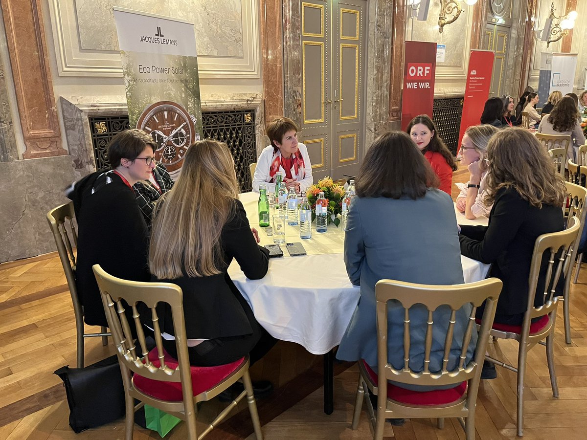 JoKo_AT's tweet photo. #Youngstars im Gespräch mit Topmedienfrauen bei den Living News, ein Highlight des Kongresses und heuer endlich wieder live. Unter Einhaltung aller G-Regeln! #joko2021 #Journalistinnenkongress #medienfrauen #netzwerken https://t.co/7K8IuFp4cP