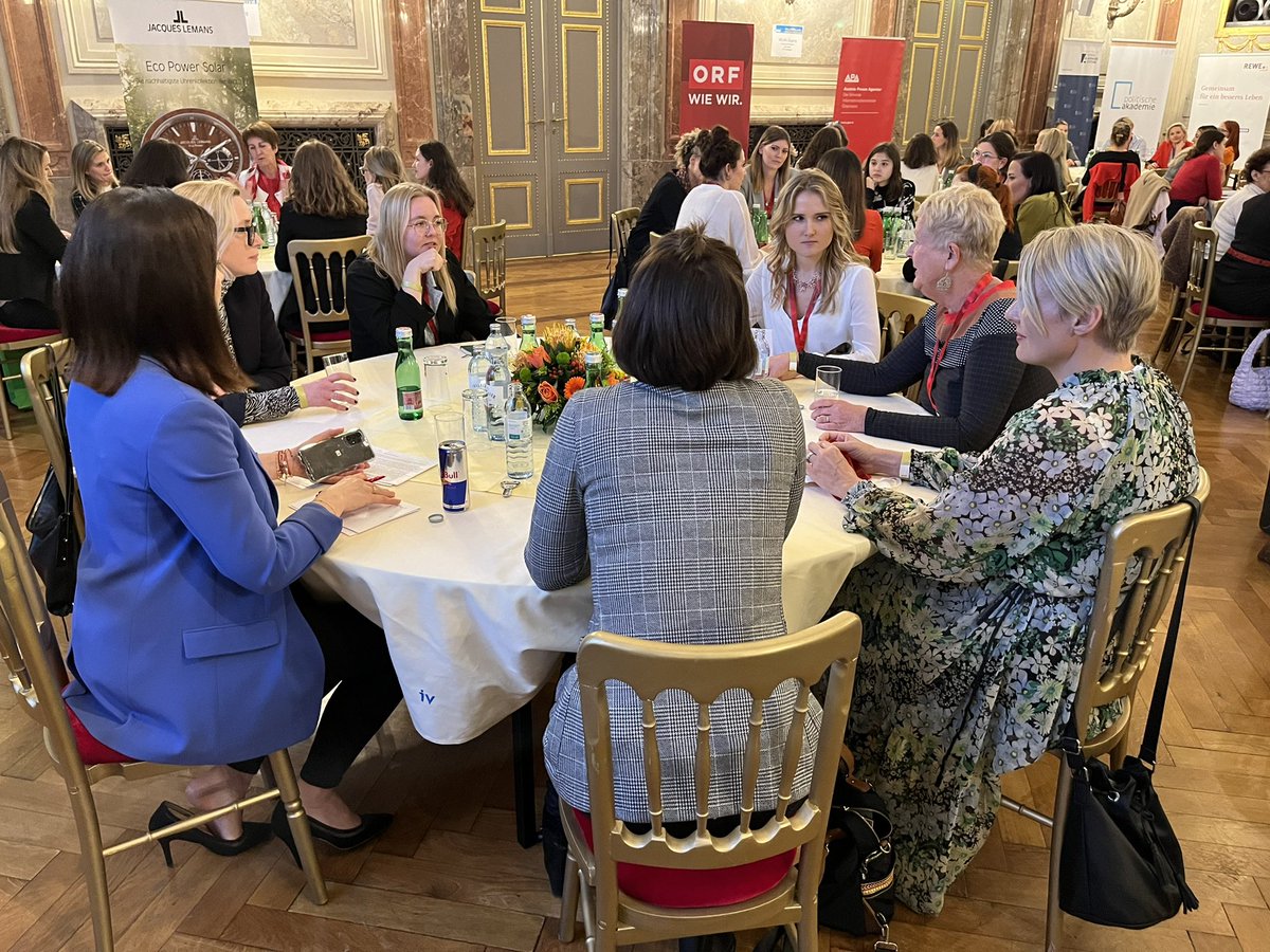 JoKo_AT's tweet photo. #Youngstars im Gespräch mit Topmedienfrauen bei den Living News, ein Highlight des Kongresses und heuer endlich wieder live. Unter Einhaltung aller G-Regeln! #joko2021 #Journalistinnenkongress #medienfrauen #netzwerken https://t.co/7K8IuFp4cP