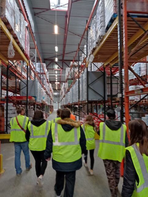 MLArcCharente's tweet photo. [ #visite 🏭🦺]

Une nouvelle visite a eu lieu à la base d’Intermarché de Gournay.

Les #jeunes que nous accompagnons ont pu y voir toute la #gestion et la #logistique mise en place pour #approvisionner nos #commerces 💪🏼🚚

@UNmissionlocale @ARML_NAquitaine @NvelleAquitaine https://t.co/8P6bDHXANQ