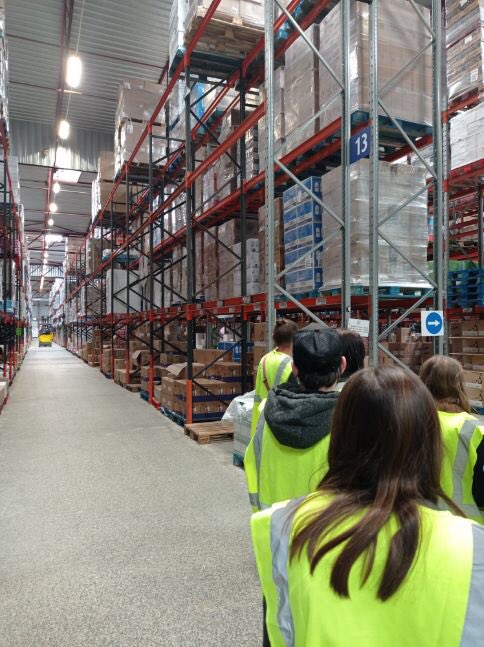 MLArcCharente's tweet photo. [ #visite 🏭🦺]

Une nouvelle visite a eu lieu à la base d’Intermarché de Gournay.

Les #jeunes que nous accompagnons ont pu y voir toute la #gestion et la #logistique mise en place pour #approvisionner nos #commerces 💪🏼🚚

@UNmissionlocale @ARML_NAquitaine @NvelleAquitaine https://t.co/8P6bDHXANQ