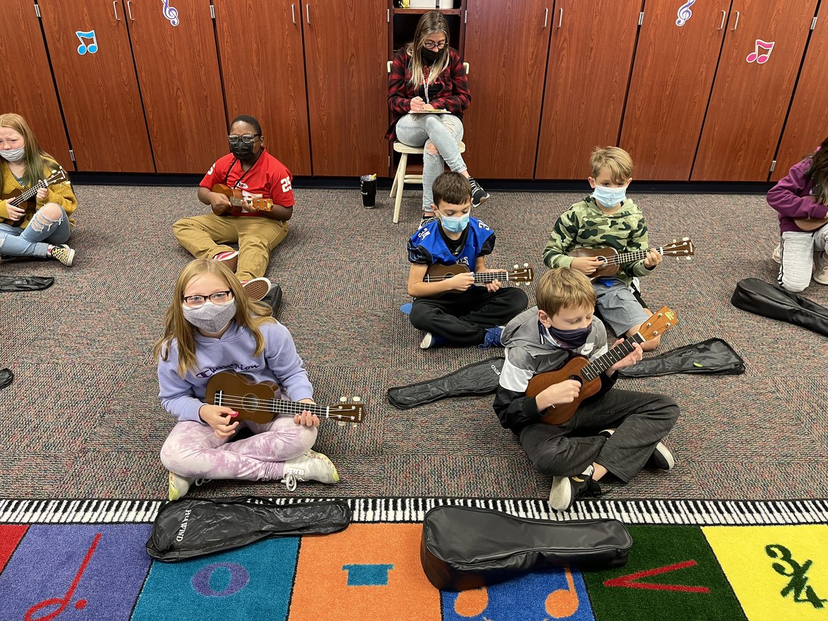 MsRileyMusic's tweet photo. Matthews Elementary 4th and 5th graders love rocking out with ukuleles! #METeach https://t.co/a8ErNVpWWE