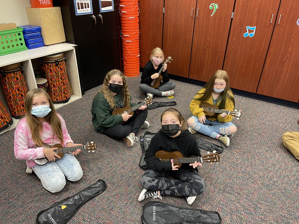MsRileyMusic's tweet photo. Matthews Elementary 4th and 5th graders love rocking out with ukuleles! #METeach https://t.co/a8ErNVpWWE