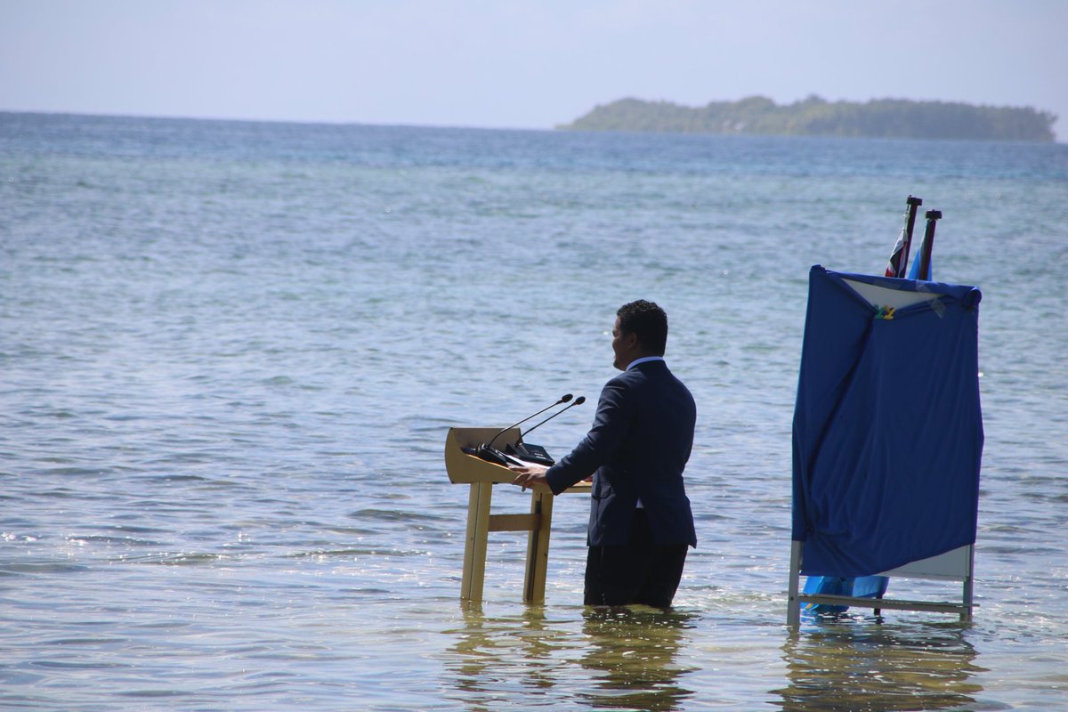 hrw_espanol's tweet image. En un video de #COP26, el ministro de Asuntos Exteriores de Tuvalu, Simon Kofe, se mete al mar para demostrar la "realidad del cambio climático" y la subida del nivel del mar.
"Nos estamos hundiendo, pero también lo hace todo el mundo".
📸Ministro de Asuntos Exteriores de Tuvalu.