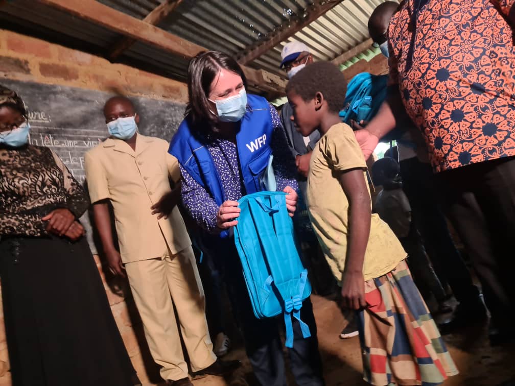 PamCongo's tweet photo. Cette semaine @WFP_FR au 🇨🇬
@UNICEFcongoBZV et @omscongo sont dans la #Lekoumou pour aller à la rencontre des bénéficiaires du projet @JointSDGFund.
Un objectif conjoint ➡️ améliorer les conditions de vie des populations autochtones et bantous vulnérables.
#NoOneLeftBehind https://t.co/yb8ysDnlUV