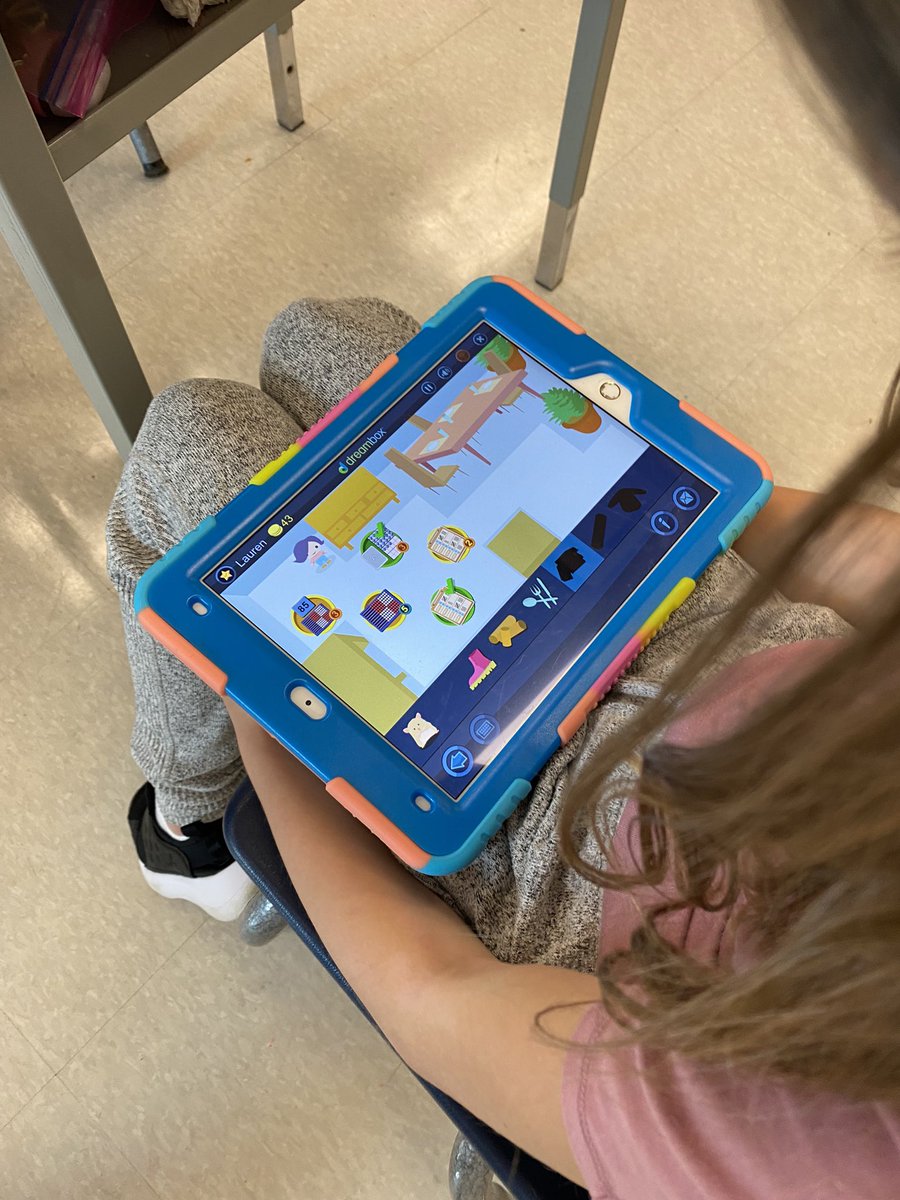 MmeHeckman's tweet photo. J’❤️ notre matin mou! Soft start mornings give us time to self-regulate, collaborate and be creative 🖍👷🏽‍♂️📲📕🧩 One of my students knows how much I love camping🏕 so she brought in an @OntarioParks puzzle to work on during our morning routine! I just love this part of our day☺️🏕 https://t.co/BgXCmV31Jv